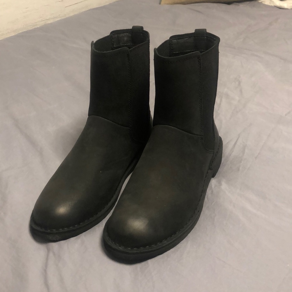 UGG Women’s Laura in Black